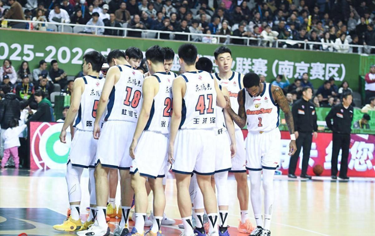 乐鱼leyu赛事中心-不当水货！杜锋弟子拿下14+10，打南京队开窍了，胡明轩回击质疑